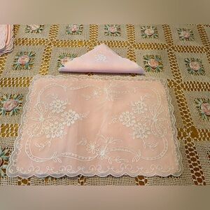 💜 Scalloped Pink & White Delicate Embroidered Placemats & Matching Napkins